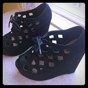 Black wedges